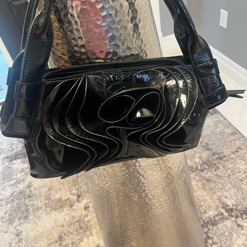 Beautiful faux patentbag you need this ! Gala events too. 🖤